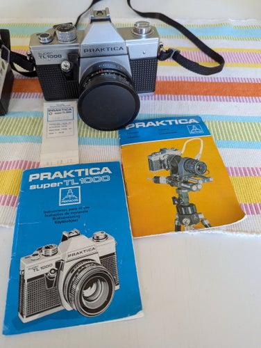 Tre Pentacon-objektiv, en Sunpak-blixt och en Praktica Super TL1000