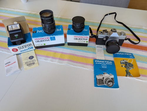 Tre Pentacon-objektiv, en Sunpak-blixt och en Praktica Super TL1000