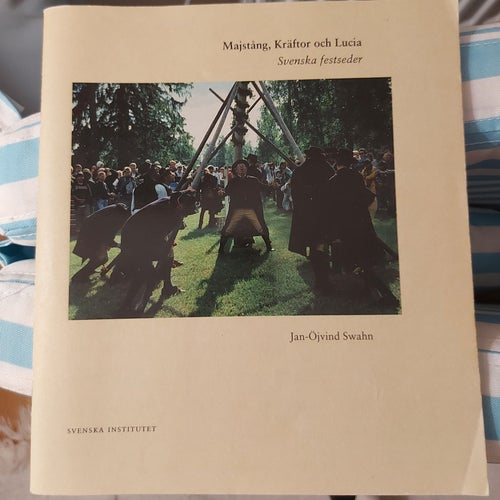 Majstång, Kräftor och Lucia: Svenska festeseder av Jan-Öjvind Swahn, 2001