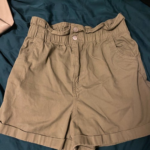 H&M khakigröna shorts, storlek 40