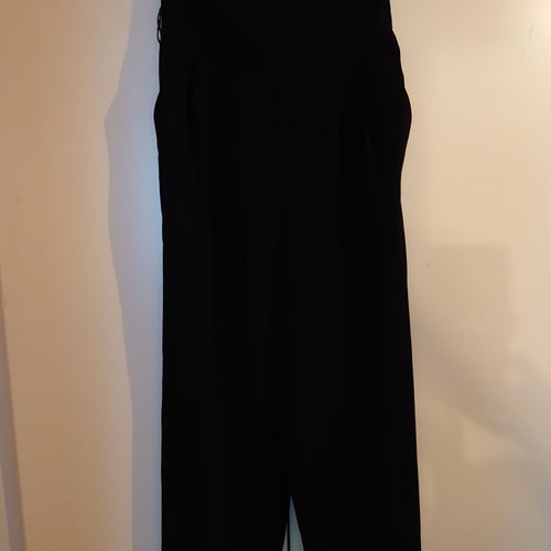 En snygg svart byxdress/jumpsuit från H&M, storlek 34.