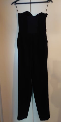 En snygg svart byxdress/jumpsuit från H&M, storlek 34.