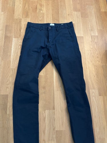 H&M L.O.G.G. mörkblå chinos, storlek 30