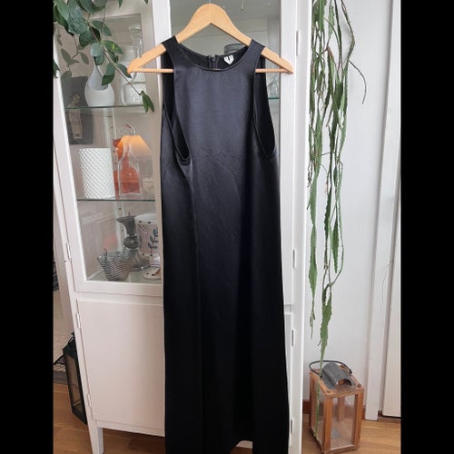 ARKET svart klänning i satin, storlek 42