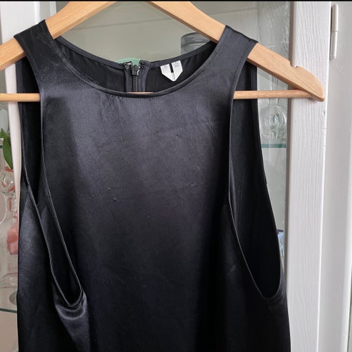 ARKET svart klänning i satin, storlek 42
