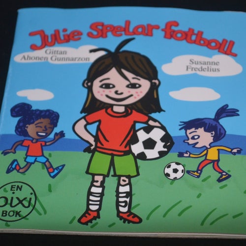 Pixi bok Julie spelar fotboll