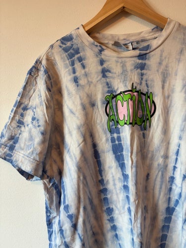 Blå/vit batik t-shirt med tryck