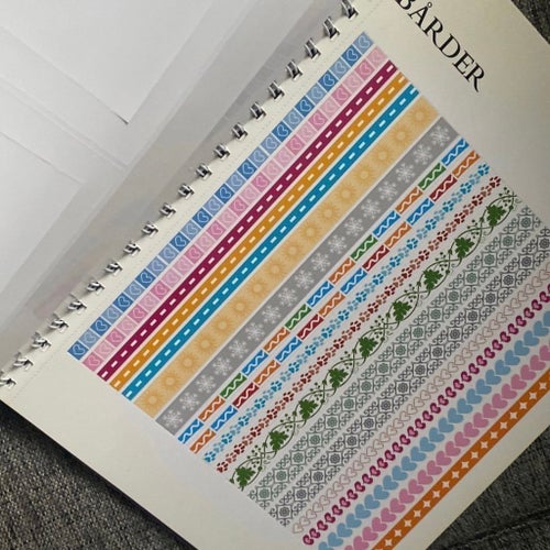 Stora bokenom scrapbooking massor med mallar och stickers i boken