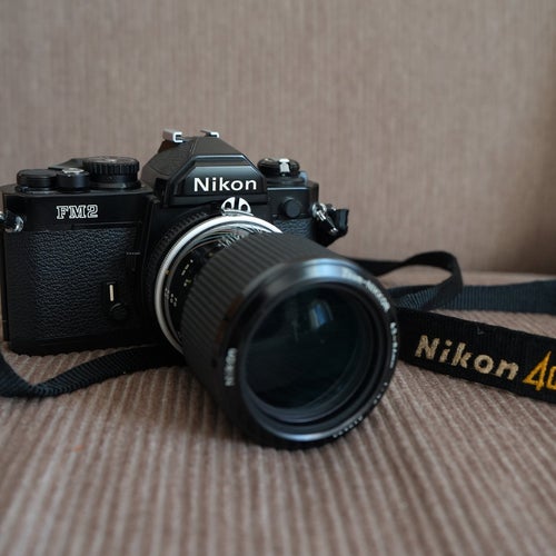 Nikon FM2 kamera med Zoom-NIKKOR 43-86mm objektiv