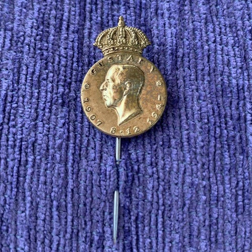 Nålmärke, Gustav V, 1907, 8/12,1947, 40 år på tronen