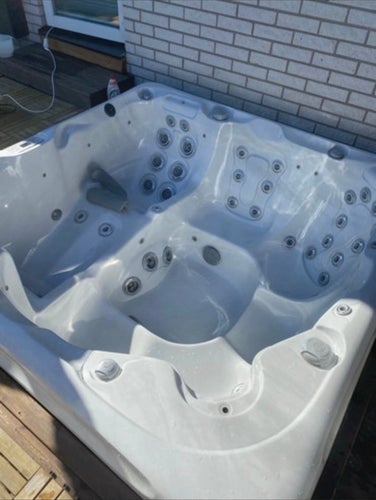 Jakuzzi L.A.spas begagnad ca 6-7 år gammal med lok