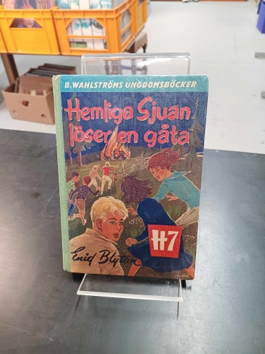 HEMLIGA SJUAN LÖSER EN GÅTA