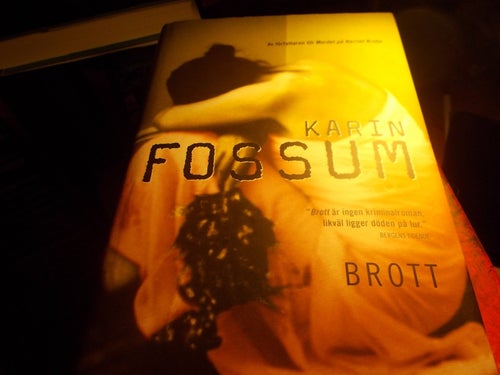 EN INBUNDEN BOK KARIN FOSSUM AV FÖRFATTREN TILL MORDET PÅ HARRIET KROHN