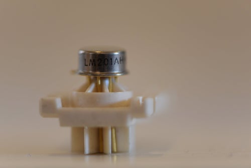 5st Teledyne Philbrick LM201AH i sina original transporthållare.