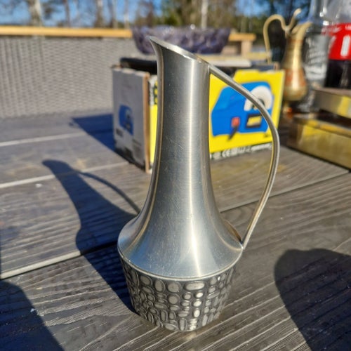 Vacker kanna i metall