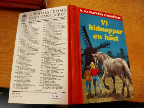 Vi kidnappar en häst av Carol Vaughan. bok. Very Fine plus