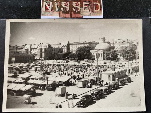 Gamla bilar och folkliv på torget i Åbo