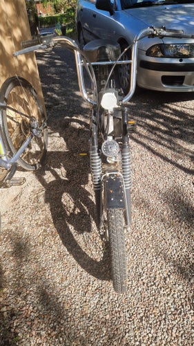 Gammal gubb moped Jawa