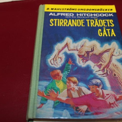 Tre deckare löser Stirrande trädets gåta - Alfred Hitchcock