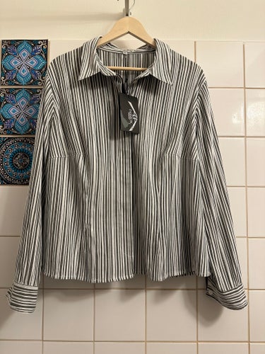 Ny Oanvänd ADA FASHION SWEDEN Randig Skjorta Grå/Vit Storlek 48