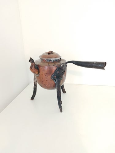 Kopparkittel med tre ben och handtag