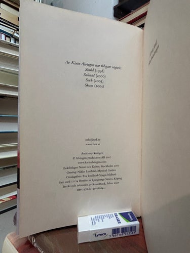Skugga av Karin Alvtegen. Bok. Very Fine plus