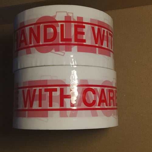 Packtejp med texten handle with care