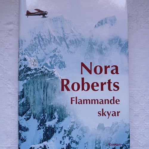 Flammande skyar - Nora Roberts