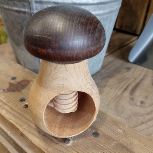 Nötknäckare i form av en Karl-Johan svamp - bokträ - H10cm
