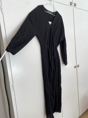 Second Female Belisa Dress svart klänning / textured midi dress S - krinklad