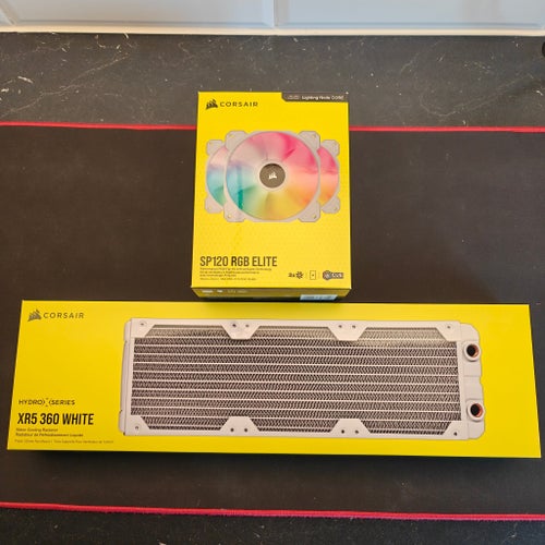 Corsair Hydro X - XR5 360 mm vit radiator + Corsair SP120 RGB ELITE 3-pack