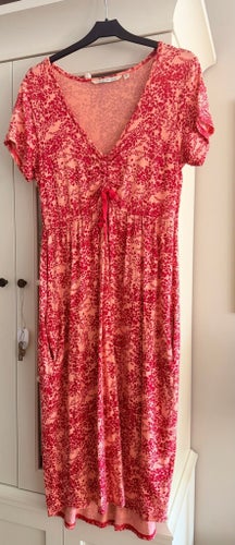 House of Lola röd / rosa klänning med mönster, storlek M