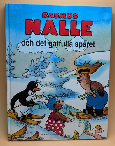 BOK: Rasmus Nalle och det gåtfulla spåret. Av Carla & Vilhelm Hansen.