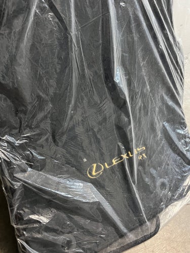 Oöppnad paket med textilvaror för Lexus
