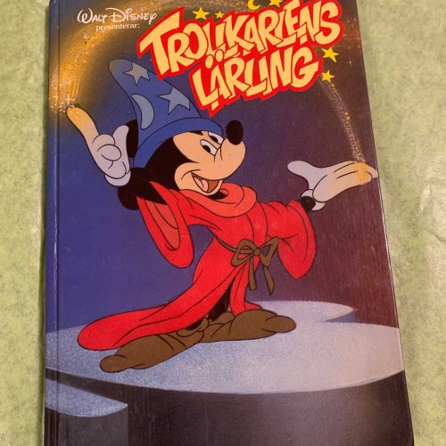 Två Walt Disney böcker: Jorden runt med Musse och Långben & Trollkarlens Lärling