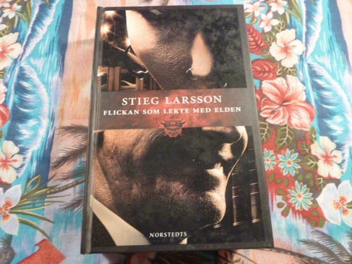 FLICKAN SOM LEKTE MED ELDEN, S. LARSSON, 2009,  BÖCKER