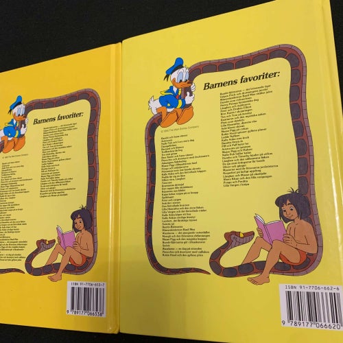 Två Walt Disney böcker: Långben och Musse på skattjakt och Lilla Vargen i knipa.