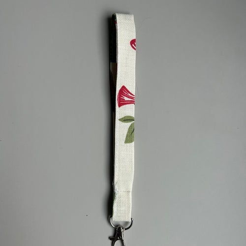 NYCKELBAND I TYG FRÅN SVENSKT TENN, MÖNSTER FRÅN JOSEF FRANK TEXTIL VEGETABLE