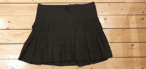 Svart kjol, storlek S (står M i men är mer som en S)