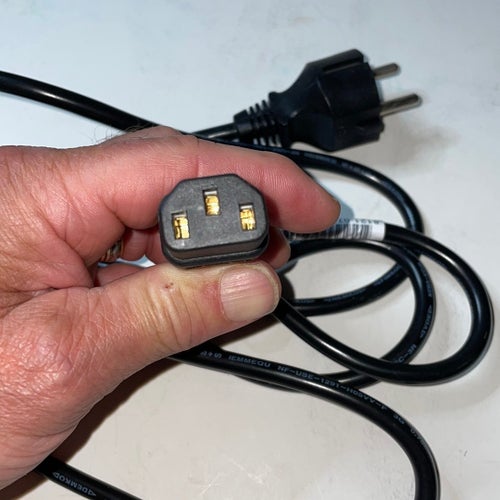 Strömkabel jordad för anslutning av apparat
