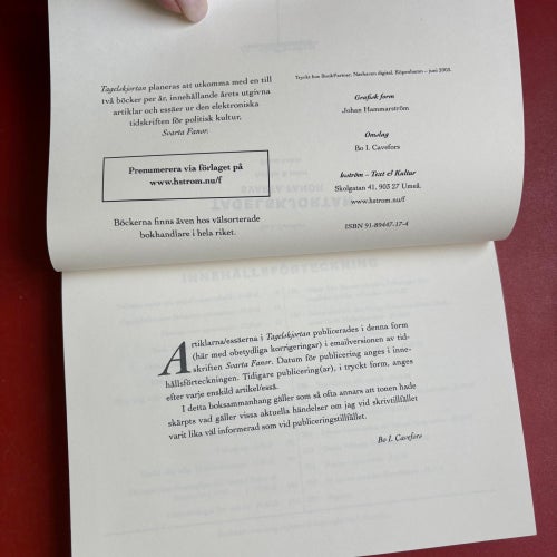 SVARTA FANOR: tagelskjortan artiklar & essäer Första boken Bo Cavefors 2003