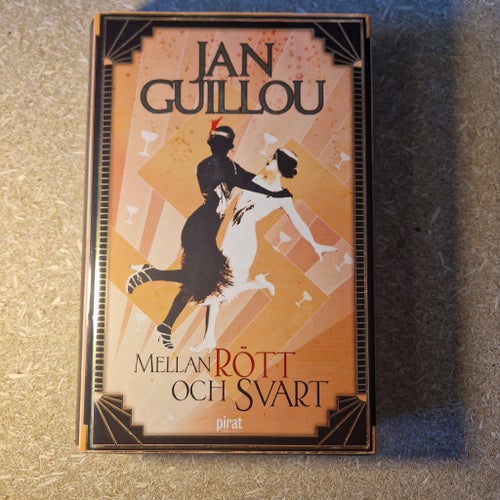 Mellan rött och svart av Jan Guillou