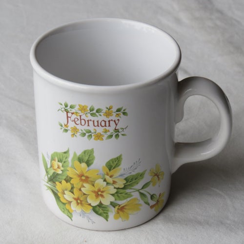 Mugg med blommönster och texten "February" - Februari