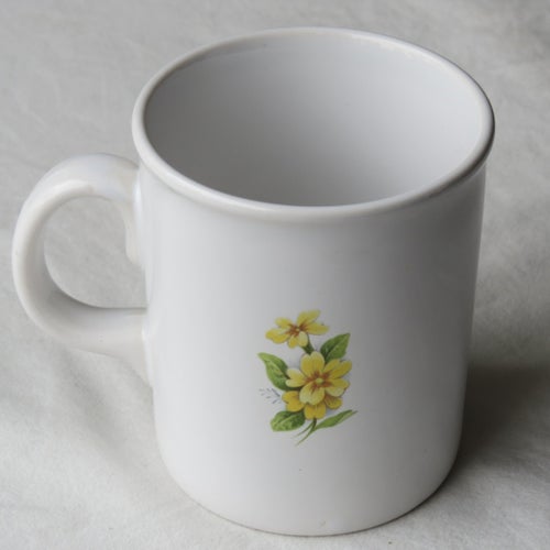Mugg med blommönster och texten "February" - Februari