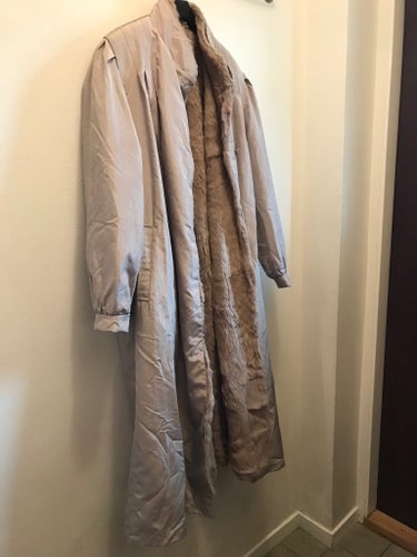 Fin Beige kappa stl 36 med härlig glansig yta, vackert tyg, fint rosaaktigt fode