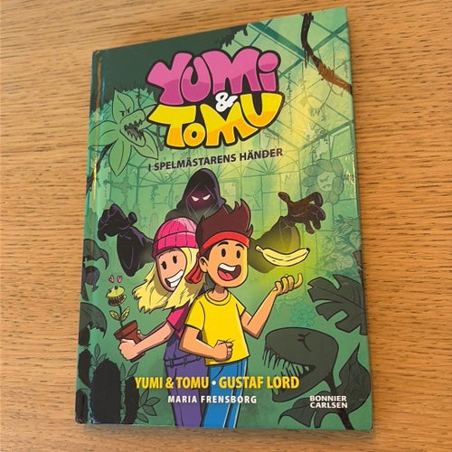 Yumi & Tomu: I Spelmästarens Händer • Signerad / autograf