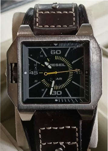 Diesel klocka, med brunt läderarmband från Fossil. Funkar bra.