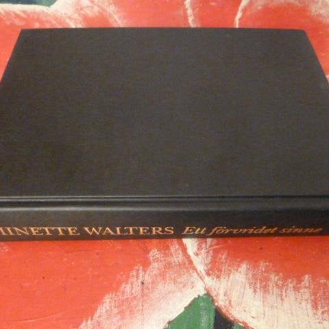 ETT FÖRVRIDET SINNE, MINETTE WALTERS, BOK