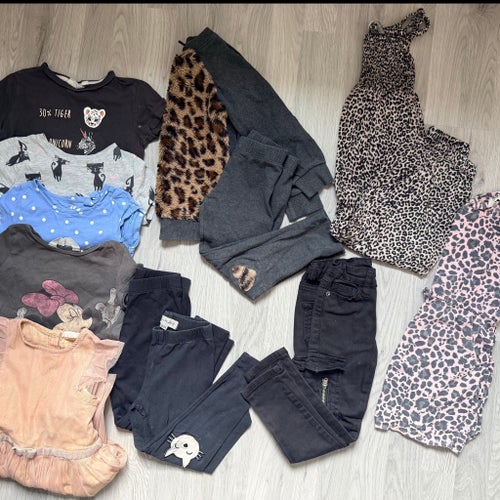 Klädpaket med blandade barnkläder