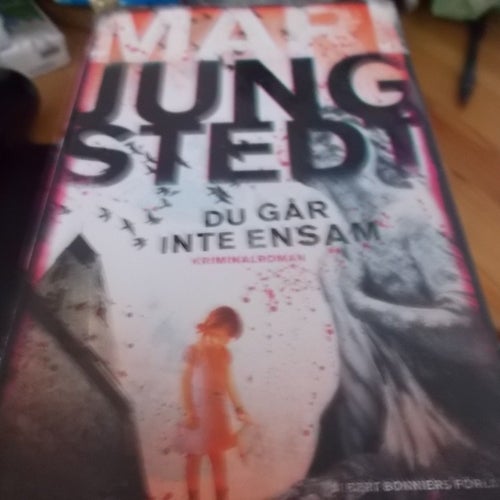INBUNDEN BOK MARI JUNGSTEDT DU GÅR INTE ENSAM KRIMINALROMAN